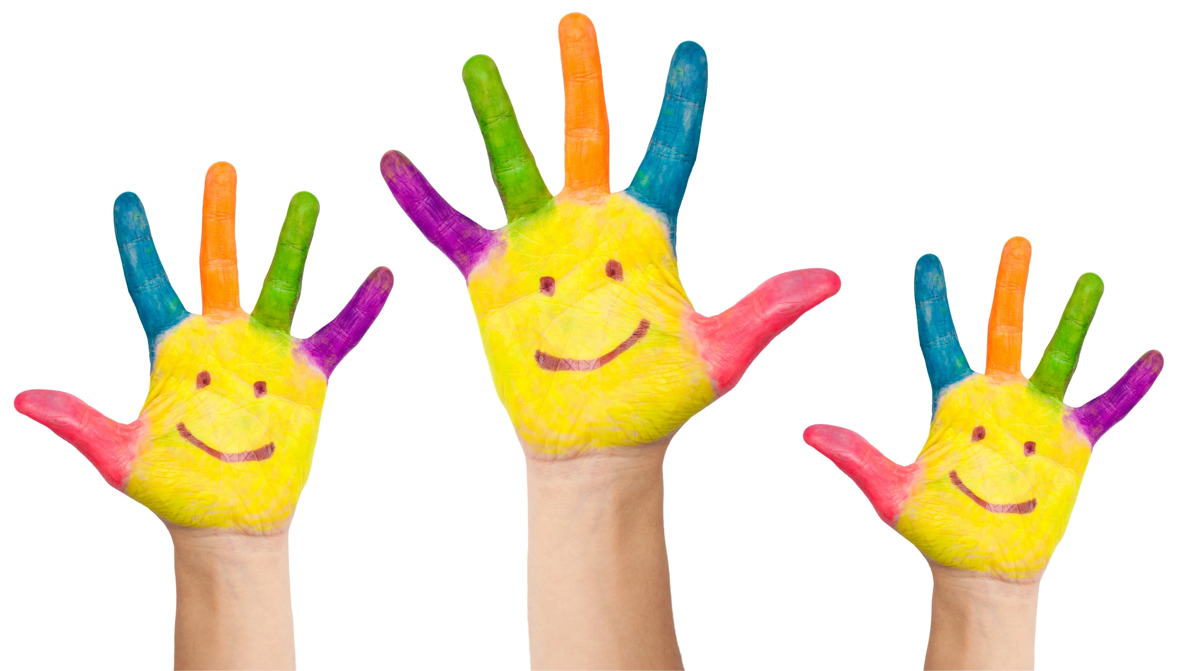 Manos de niños pintadas, sonriendo