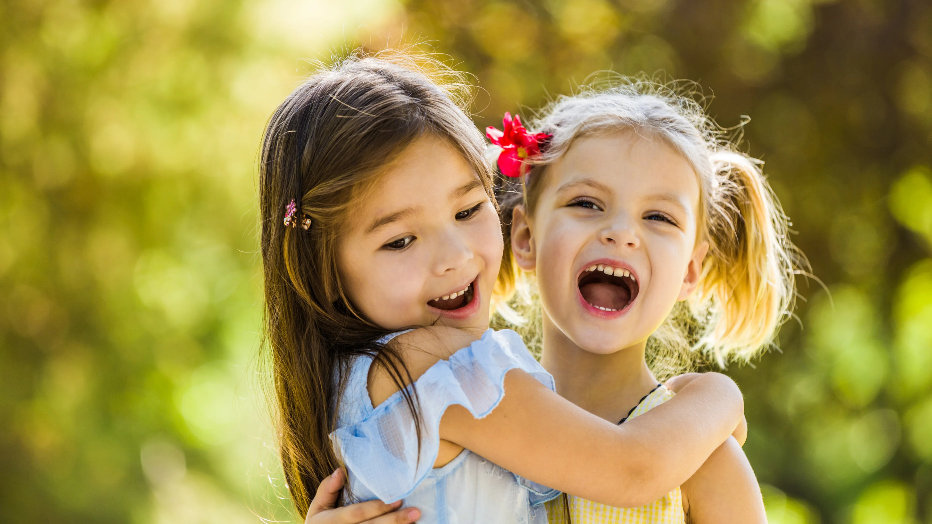 Niños y niñas jugando en actividad comunitaria