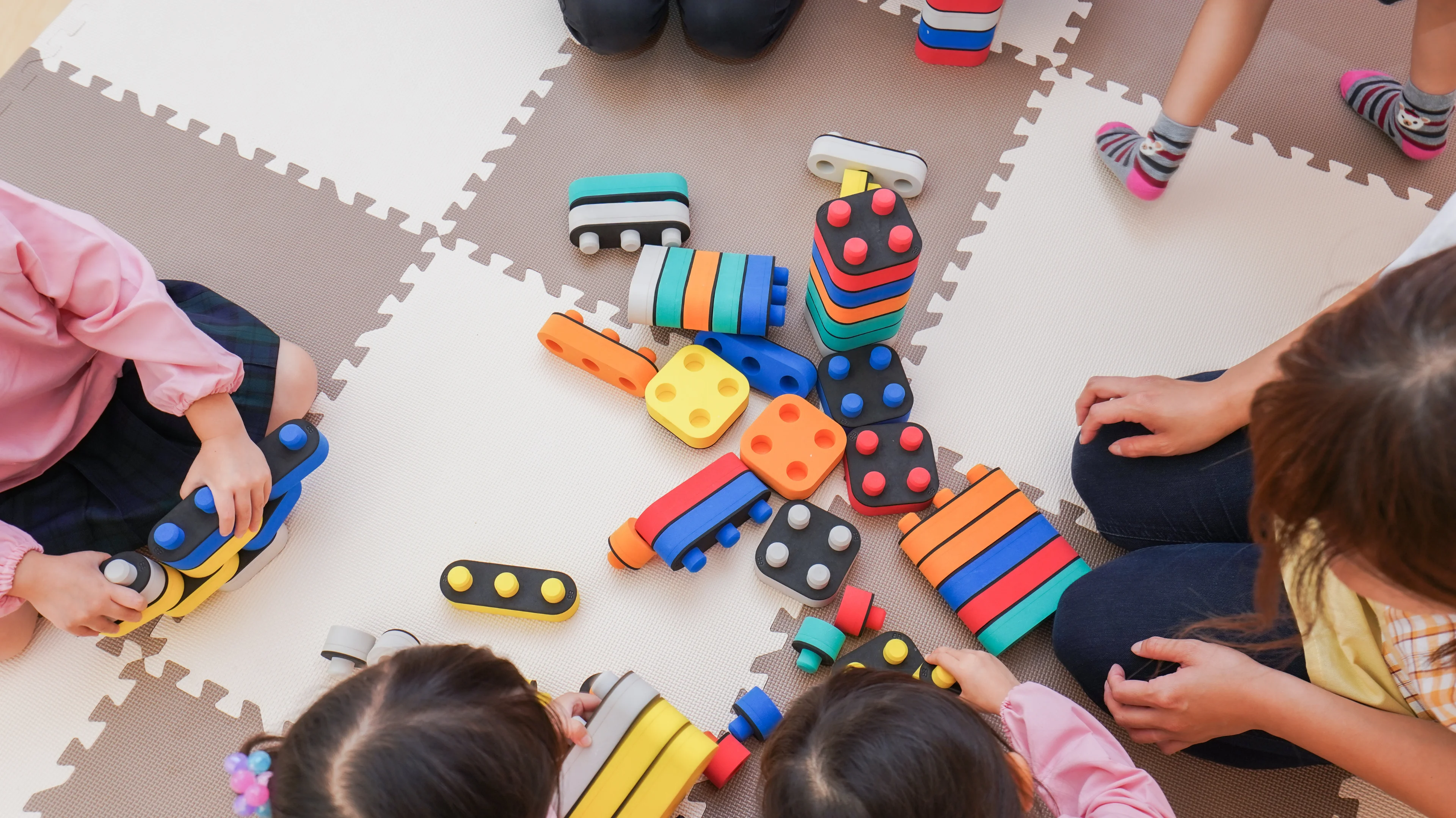 Equipo compartiendo con niños en comunidad